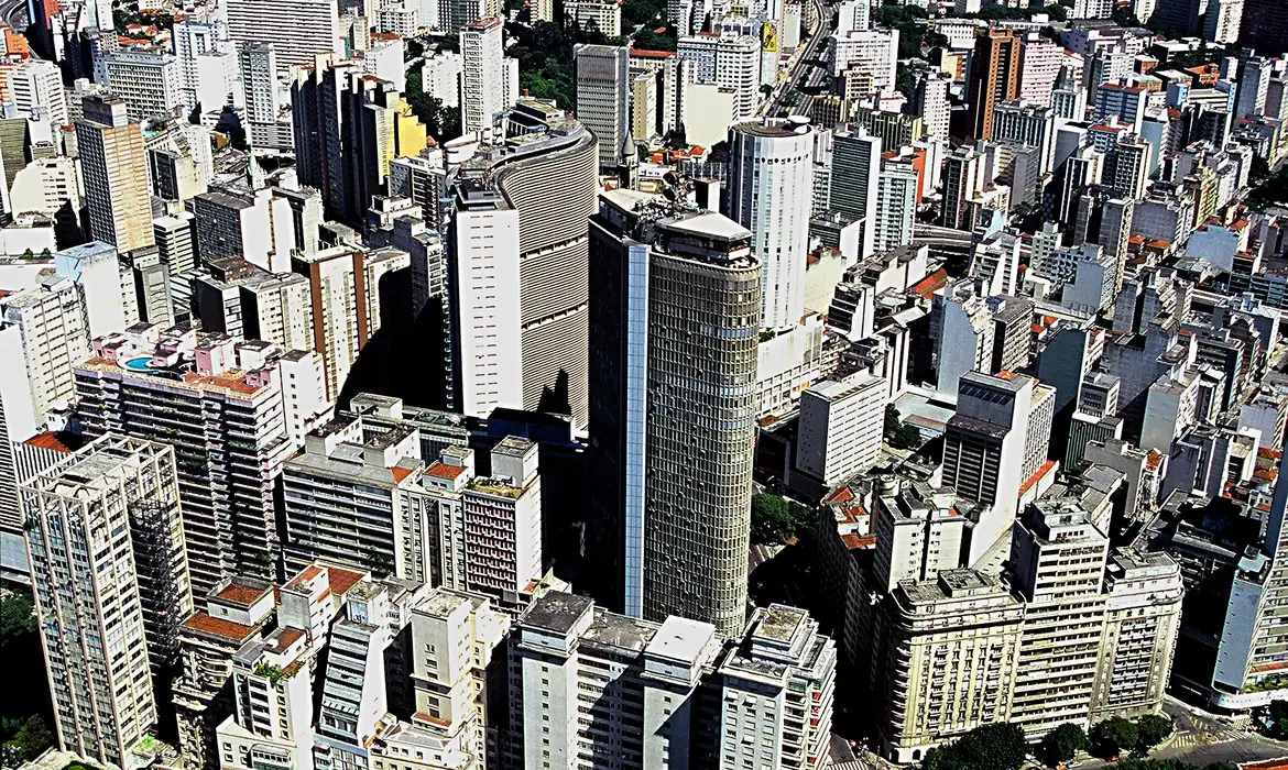 Somente cinco capitais brasileiras - São Paulo, Belo Horizonte, Recife, Curitiba e Fortaleza - não receberam a nota mínima no Índice de Dados Abertos para Cidades (ODI Cidades) 2023 da Open Knowledge Brasil (OKBR), que avaliou as 26 cidades mais importantes do país quanto à transparência dos órgãos públicos.