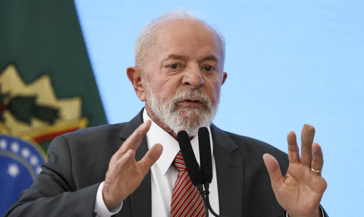 O presidente Luiz Inácio Lula da Silva disse nesta quinta-feira (27) que a tentativa de golpe na Bolívia ontem pode estar relacionada com as reservas de lítio, gás e outros minérios no país. “A Bolívia é um país que tem muitos interesses internacionais focados lá porque é a maior reserva de lítio do mundo e outros minerais críticos de muita importância, além de ter gás.