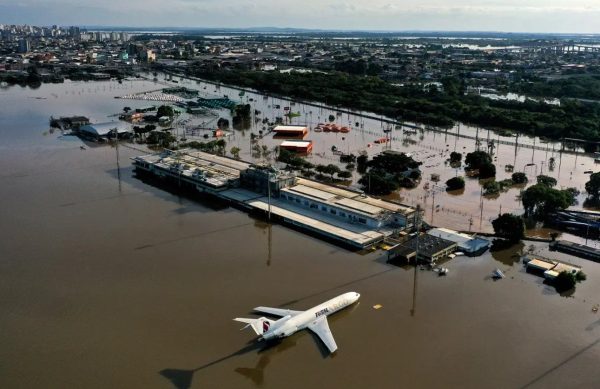 O Aeroporto Internacional Salgado Filho, em Porto Alegre, retomará o procedimento de embarque e desembarque de passageiros na primeira quinzena de julho. Os voos continuarão sendo realizados na Base Aérea de Canoas até que a pista de pouso e decolagem seja liberada, mas os serviços de check-in, embarque e desembarque, que atualmente estão sendo feitos no ParkShopping de Canoas, passarão a ser realizados no aeroporto da capital gaúcha.