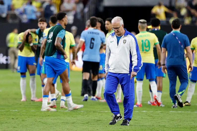 Se existir justiça no futebol, um esporte em que os times tentam administrar o caos de jogos marcados pela aleatoriedade, ela foi simbolizada na eliminação da Seleção Brasileira para o Uruguai, neste sábado (6), na Copa América.