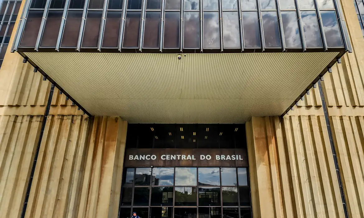 A previsão do mercado financeiro para o Índice Nacional de Preços ao Consumidor Amplo (IPCA) – considerado a inflação oficial do país – teve aumento, passando de 4,05% para 4,10% este ano. A estimativa está no Boletim Focus desta segunda-feira (29), pesquisa divulgada semanalmente pelo Banco Central (BC) com a expectativa de instituições financeiras para os principais indicadores econômicos.