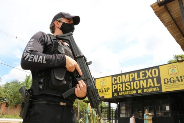 As inscrições para o concurso público que vai preencher 1,6 mil vagas para o cargo de policial penal em Goiás seguem até o dia 14 de agosto. O cadastro deve ser feito pelo site do Instituto Brasileiro de Formação e Capacitação (IBFC), com taxa de R$ 150.