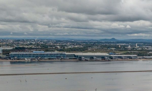 O Aeroporto Internacional Salgado Filho, em Porto Alegre (RS), vai retomar parcialmente as operações de pousos e decolagens em outubro, inicialmente com 50 voos diários. A concessionária Fraport Brasil trabalha atualmente na reconstrução da pista, que ficou quase um mês submersa. Esta é a segunda das três fases do plano de recuperação do local.