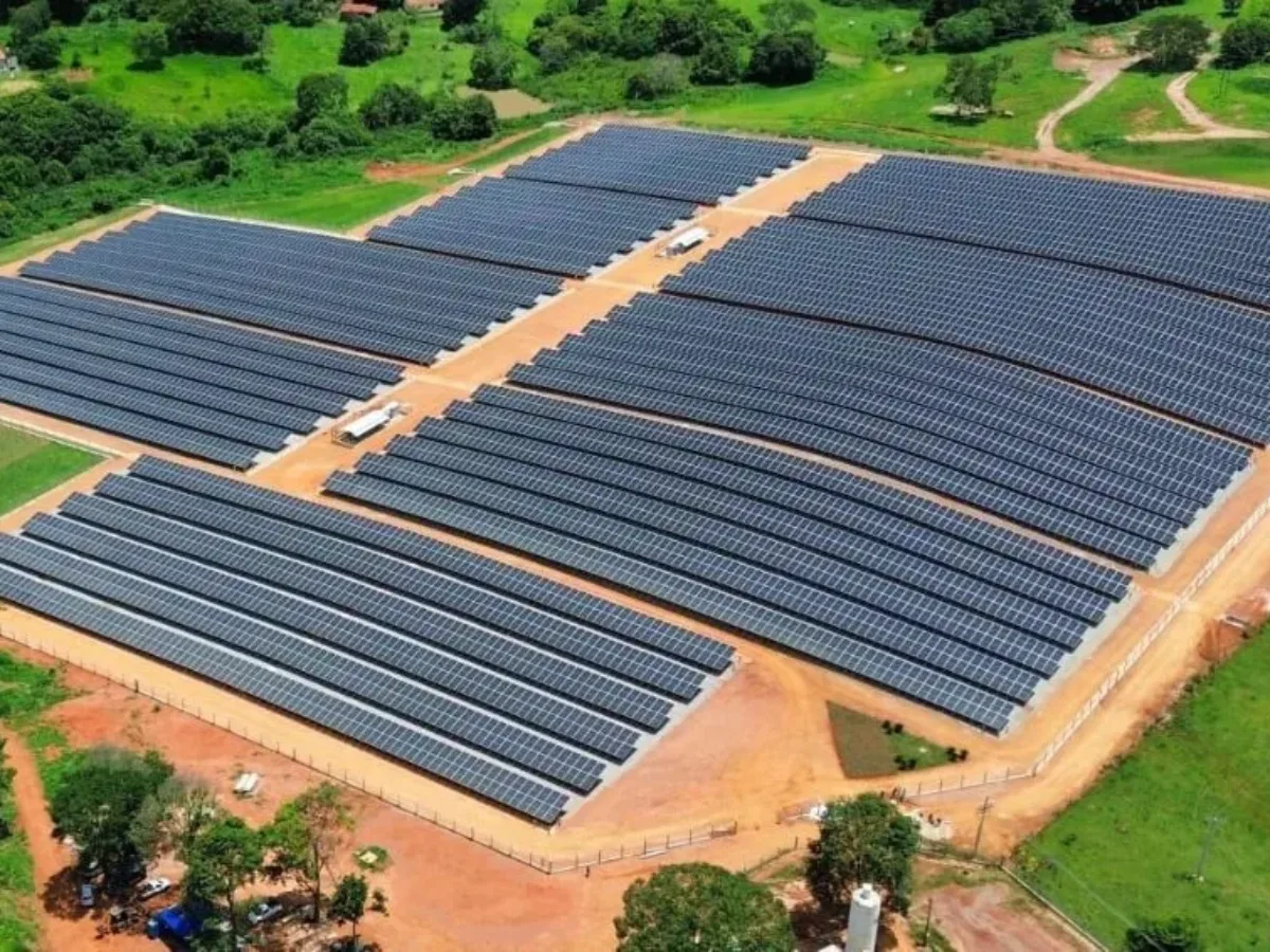 Goiás está entre os 10 estados brasileiros com maior potência instalada de energia solar na geração própria em telhados e pequenos terrenos e acaba de ultrapassar a marca de 1,3 gigawatt (GW) de capacidade instalada, segundo recente mapeamento da Associação Brasileira de Energia Solar Fotovoltaica (ABSOLAR), divulgado nesta quarta-feira (31/7).