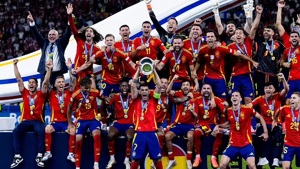 O projeto esportivo do futebol espanhol concretizou-se em título neste domingo (14/7), com a conquista do tetracampeonato da Eurocopa. A seleção da Espanha deu uma aula de como aproveitar seus jovens talentos, liderada por Nico Williams, 21, e Lamine Yamal, 17, durante a maior parte do torneio, e venceu a Inglaterra por 2 a 1 na final, disputada no Estádio Olímpico de Berlim, na Alemanha.