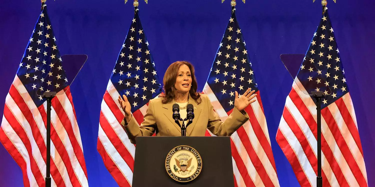 A vice-presidente americana, Kamala Harris, formalizou, no início da noite deste domingo (21/7), pelo horário de Brasília, a candidatura à presidência dos Estados Unidos. A campanha "Harris para Presidente" protocolou à Comissão Federal Eleitoral um registro em que confirma que Harris deixa de ser postulante a um novo mandato como vice-presidente e agora busca ocupar o topo da chapa democrata.