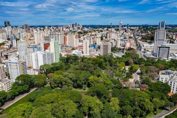 As principais capitais brasileiras observaram um aumento significativo nos preços de aluguéis no primeiro semestre deste ano, superando de forma expressiva a taxa de inflação medida pelo IPCA. É o que mostra o Índice de Aluguel QuintoAndar Imovelweb, divulgado nesta quarta-feira (10/7), antecipadamente ao Broadcast, sistema de notícias em tempo real do Grupo Estado.