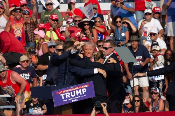 As autoridades policiais americanas identificaram Thomas Matthew Crooks, um jovem de 20 anos da cidade de Bethel Park, na Pensilvânia, como o francoatirador que tentou assassinar o ex-presidente e candidato à Casa Branca Donaldo Trump, sábado (13/7), em comício no estado. O motivo do ataque, porém, continuava desconhecido.