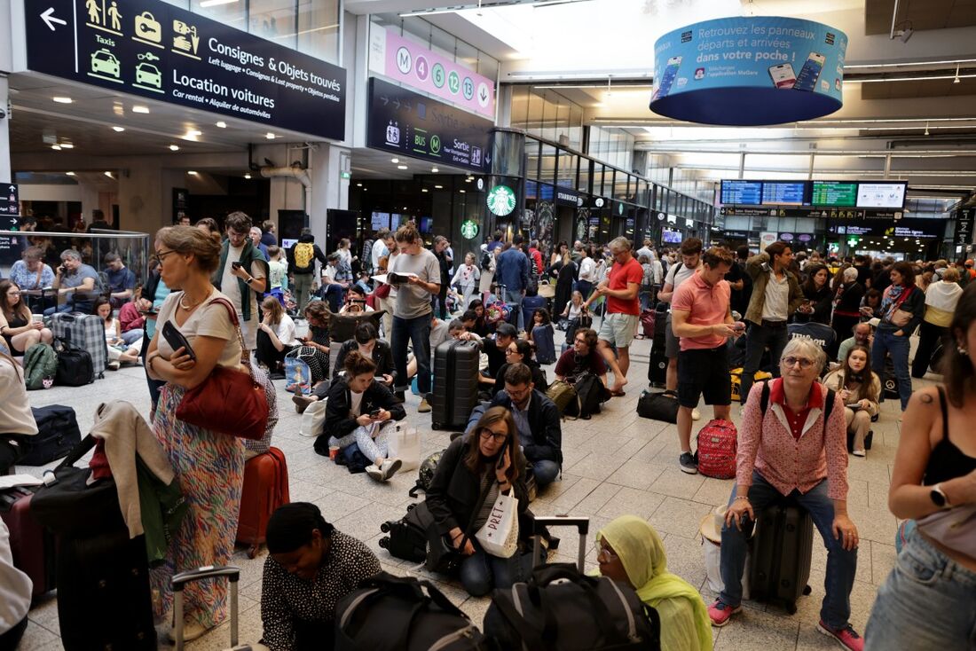 A rede ferroviária francesa de alta velocidade foi atingida na sexta-feira, por atos de vandalismo generalizados e "criminosos", incluindo ataques incendiários, que paralisaram várias linhas que ligam Paris ao resto da França e a países vizinhos horas antes da grande cerimônia de abertura da Olimpíada.