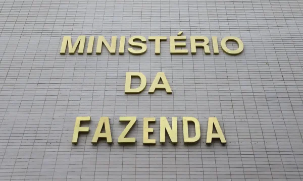 A Secretaria de Política Econômica (SPE) do Ministério da Fazenda aumentou, de 3,7% para 3,9%, a estimativa de inflação pelo Índice Nacional de Preços ao Consumidor Amplo (IPCA) neste ano. A previsão consta do Boletim Macrofiscal, divulgado nesta quinta-feira (18).