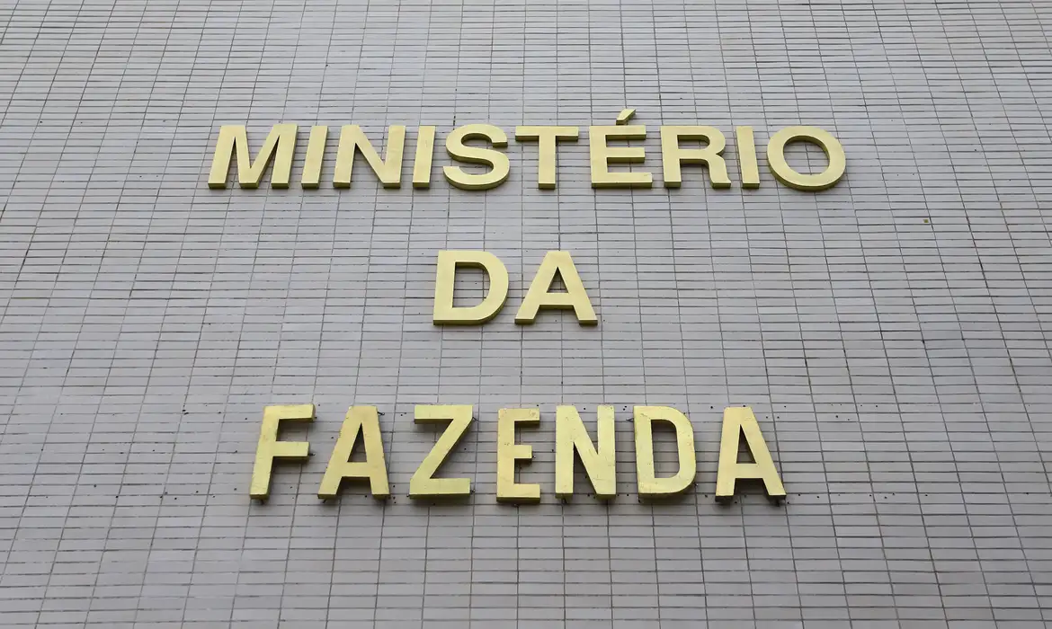 A Secretaria de Política Econômica (SPE) do Ministério da Fazenda aumentou, de 3,7% para 3,9%, a estimativa de inflação pelo Índice Nacional de Preços ao Consumidor Amplo (IPCA) neste ano. A previsão consta do Boletim Macrofiscal, divulgado nesta quinta-feira (18).