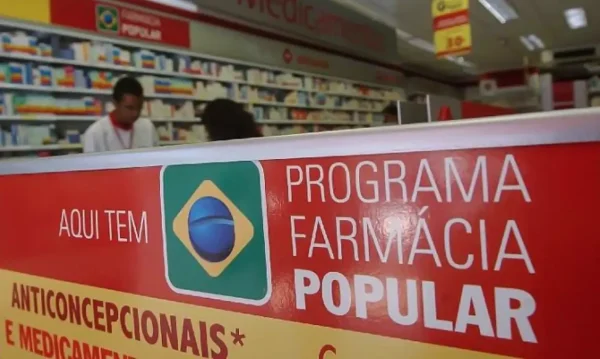 A partir desta quarta-feira (10), 95% dos medicamentos e insumos fornecidos pelo Programa Farmácia Popular passam a ser distribuídos de forma gratuita. De acordo com o Ministério da Saúde, remédios para tratar colesterol alto, doença de Parkinson, glaucoma e rinite, por exemplo, já podem ser retirados de graça em unidades credenciadas. 