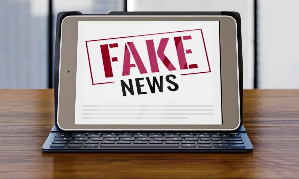 Uma pesquisa desenvolvida na Universidade Federal Fluminense (UFF) desenvolveu um método para detecção de notícias falsas, as chamadas fake news, nas redes sociais, com o uso de inteligência artificial (IA).