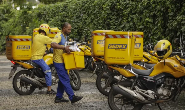 Os Correios anunciaram nesta segunda-feira (1º/7) um concurso público para o preenchimento de 3,2 mil vagas, prioritariamente para o nível operacional de carteiro. Além disso, também foi anunciado um Programa de Desligamento Voluntário (PDV).