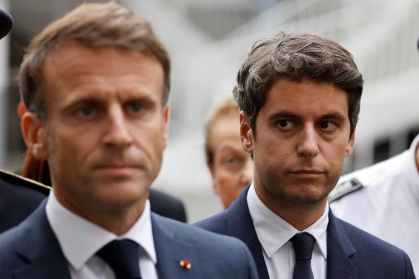 O presidente da França, Emmanuel Macron, rejeitou um pedido de renúncia do primeiro-ministro Gabriel Attal nesta segunda-feira, 8, e pediu que ele permaneça temporariamente no cargo, após o surpreendente resultado das eleições legislativas deixar o governo em um limbo político.