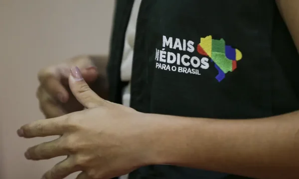 A ministra da Saúde, Nísia Trindade, divulgou, nesta segunda-feira (1º), que o programa Mais Médicos terá novo edital com 3.184 vagas. O anúncio ocorreu pelo X.