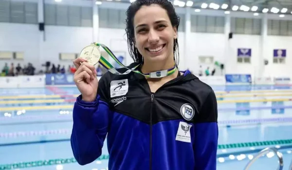 O Comitê Olímpico do Brasil (COB) e a Confederação Brasileira de Desportos Aquáticos (CBDA) informaram neste domingo que a nadadora Ana Carolina Vieira foi expulsa da delegação brasileira na Olimpíada de Paris-2024.