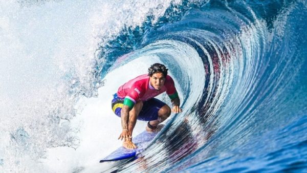 Em duelo com gosto de revanche, Gabriel Medina superou o japonês Kanoa Igarashi por 17,40 a 7,04, nesta segunda-feira, e avançou às quartas de final na Olimpíada de Paris 2024, na qual enfrentará o compatriota João Chianca, o Chumbinho, com um deles na disputa por medalhas. O tricampeão mundial deu um show nos tubos de Teahupo'o, no Taiti, onde está sendo disputada a modalidade, e eliminou seu algoz dos Jogos de Tóquio, em 2021.