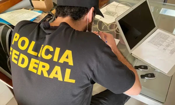 Em uma ação conjunta de combate aos crimes contra o Sistema Financeiro Nacional, organização criminosa, lavagem de dinheiro e corrupção, a Polícia Federal deflagrou em Goiás nesta terça-feira (16/07) a Operação Paper Land. São c