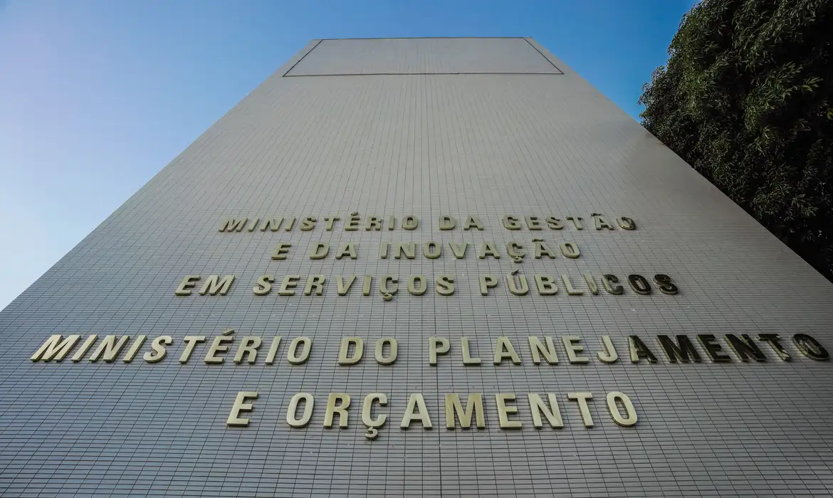 Com despesas crescentes e dificuldades para compensar a desoneração da folha de pagamento, o governo elevou para R$ 28,8 bilhões a projeção de déficit primário em 2024. O novo valor consta do Relatório Bimestral de Receitas e Despesas, divulgado nesta segunda-feira (22) pelo Ministério do Planejamento e Orçamento.