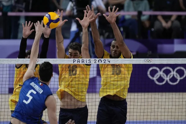 A seleção brasileira masculina de vôlei estreou com derrota na Olimpíada de Paris-2024. O time de Bernardinho foi superado pela tradicional Itália, atual campeã mundial, por 3 sets 1, com parciais de 25/23, 27/25, 18/25 e 25/21, neste sábado (27/7).