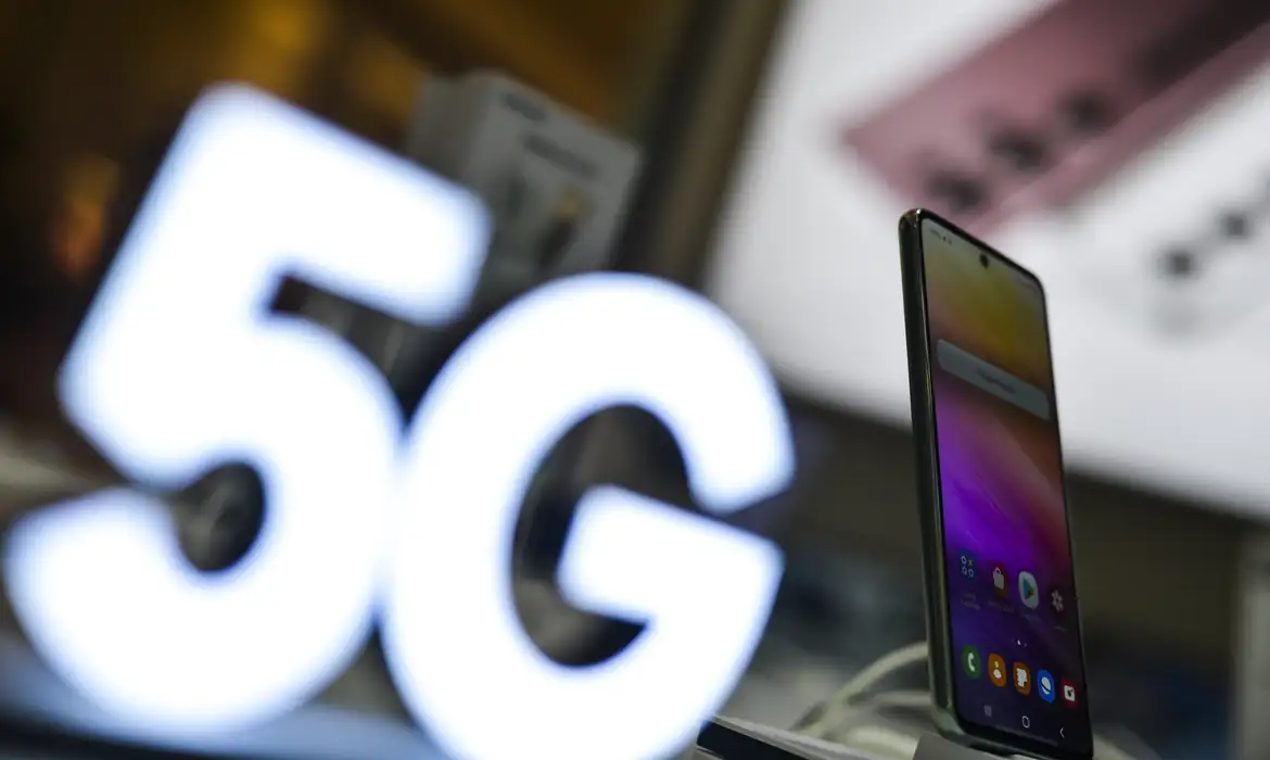 A Agência Nacional de Telecomunicações (Anatel) informou nesta terça-feira (30) que vai liberar a ativação do sinal de internet 5G para mais 506 municípios. A medida ocorrerá a partir de 5 de agosto, quando as operadoras que possuem lotes na faixa de 3,5 GHz poderão solicitar o licenciamento e a ativação do sinal. ￼