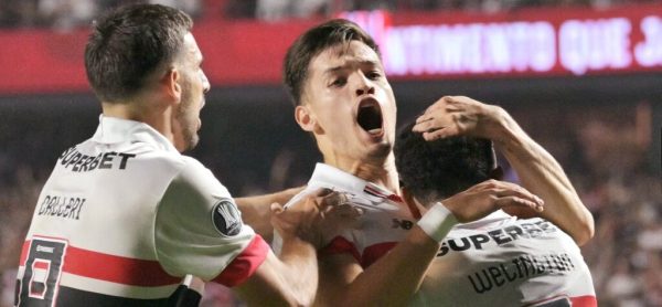 O São Paulo avançou às quartas de final da Libertadores, ao bater o Nacional por 2 a 0, nesta quinta-feira (22/8), no MorumBis.