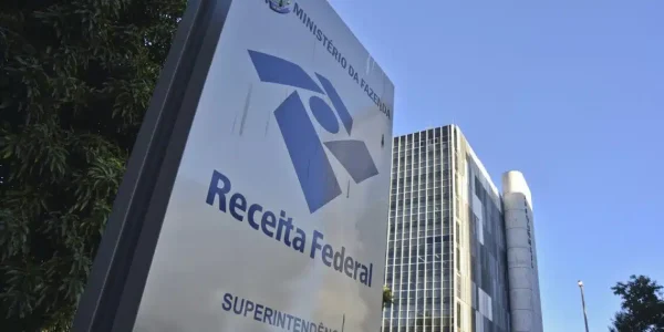 A Receita Federal do Brasil (RF) confirmou que realizará um novo concurso em 2024. Este anúncio atende às reivindicações e necessidades de reposição de servidores, especialmente nos cargos de Analista Tributário e Auditor Fiscal.