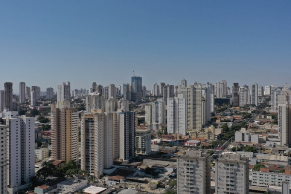 De acordo com estimativas divulgadas nesta quinta-feira (29) pelo Instituto Brasileiro de Geografia e Estatística (IBGE), Goiânia tem 1,49 milhão de habitantes e é a 10º maior cidade do Brasil.