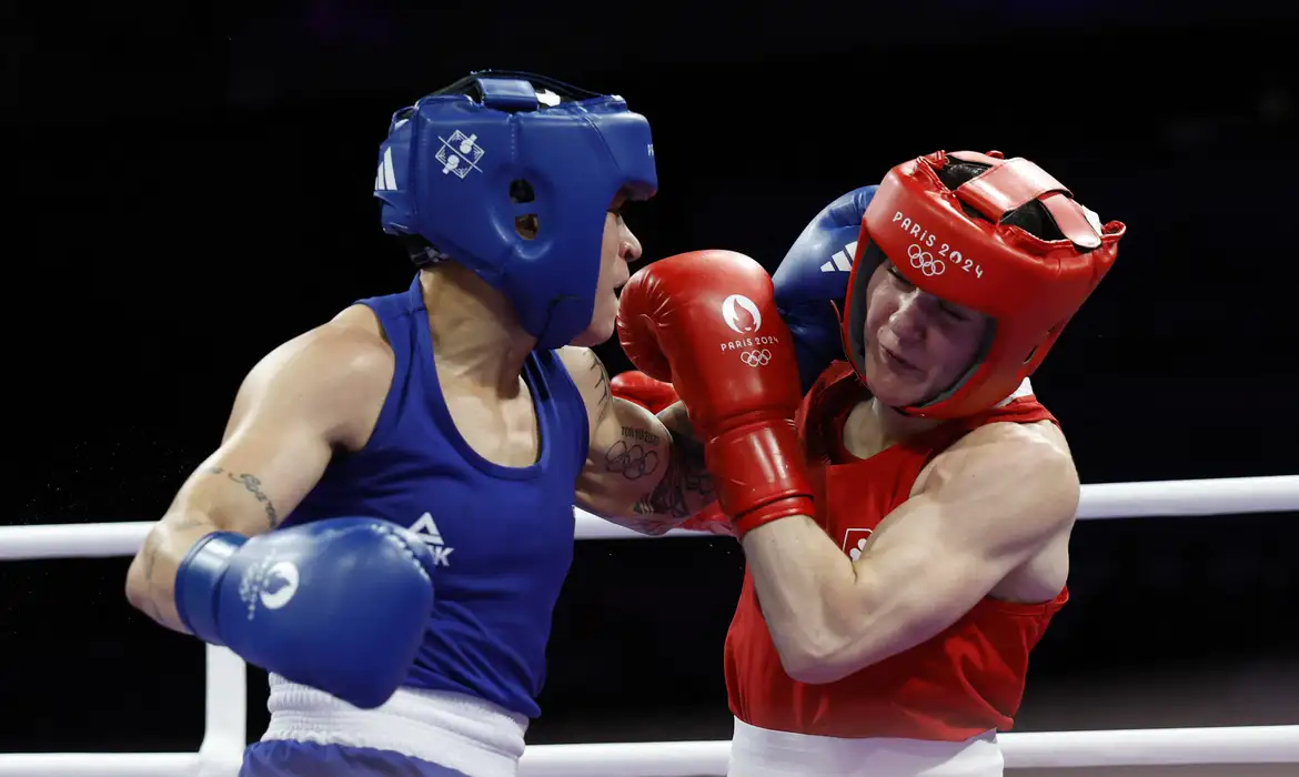 Em um combate parelho, decidido apenas no terceiro round, a brasileira Bia Ferreira foi derrotada pela irlandesa Kelllie Harrington por decisão dividida na semifinal do peso-leve (até 60 quilos) do torneio de boxe feminino dos Jogos Olímpicos de Paris (França), na tarde deste sábado (3/8), e garantiu a medalha de bronze.