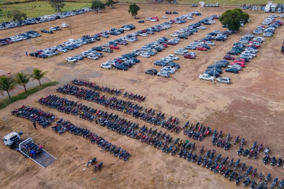 O Departamento Estadual de Trânsito de Goiás (Detran-GO) vai leiloar 1,3 mil veículos recuperáveis e sucatas aproveitáveis e aproveitáveis com motor inservível, em 26 de agosto.