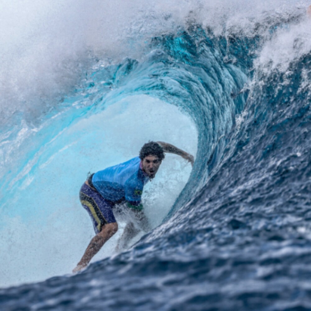 Com uma excelente exibição no Taiti, Gabriel Medina superou o peruano Alonso Correa e conquistou a medalha de bronze no surfe masculino na Olimpíada Paris-2024. Após a decepção em Tóquio, e uma 'greve' de ondas nas semifinais em Teahupoo, o tricampeão mundial sobe ao pódio ao vencer a bateria por 15,54 a 12,43 e fatura a primeira medalha da carreira.