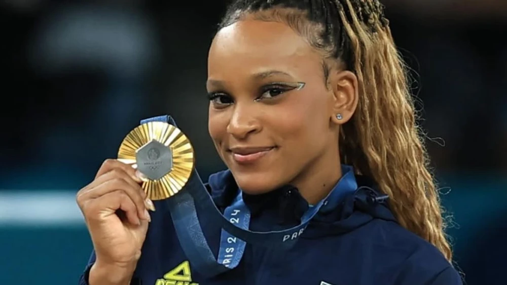 Rebeca Andrade segue fazendo história na Olimpíada de Paris. Nesta segunda-feira, 5, a ginasta conquistou a medalha de ouro na prova de solo, alcançando seu quarto pódio na capital francesa.