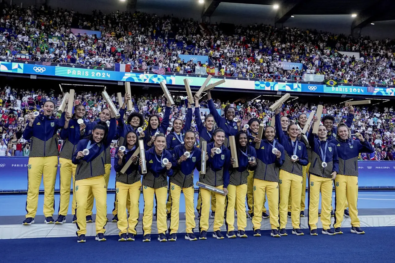 Com a prata no futebol feminino e o bronze no vôlei feminino, o Brasil encerrou sua participação nos Jogos Olímpicos de Paris neste sábado (10/8).