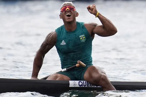 Após decepcionar na prova do C2 500 metros, Isaquias Queiroz brilhou nesta sexta-feira ao conquistar a medalha de prata no C1 1000m na Olimpíada de Paris-2024. O brasileiro alcançou a quinta medalha olímpica de sua carreira, igualando o número de pódios de lendas como os velejadores Torben Grael e Robert Scheidt.