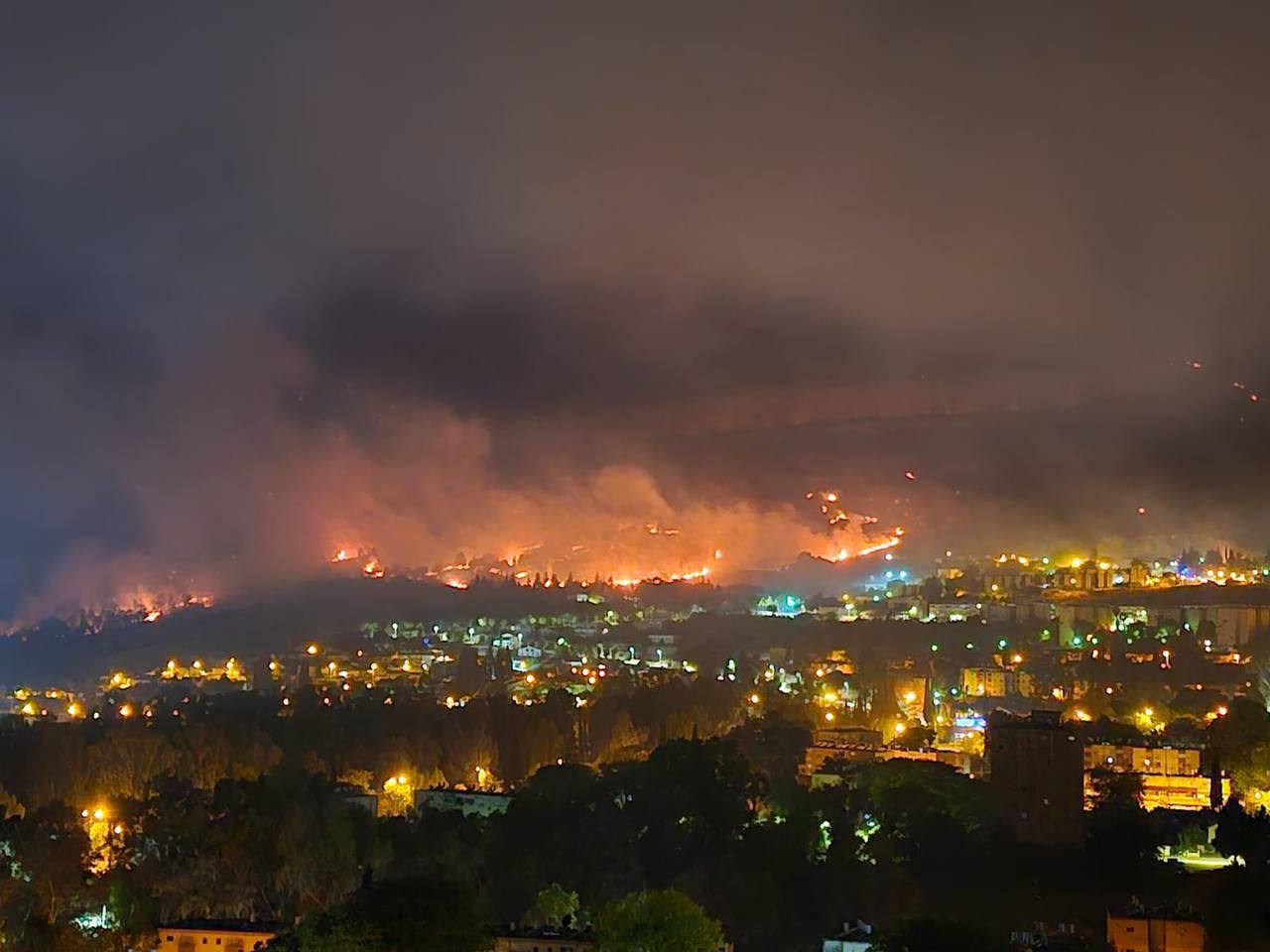 As Forças de Defesa de Israel (FDI) e a milícia xiita libanesa Hezbollah trocaram ataques com bombardeios e drones na madrugada deste domingo (25/8), aumentando os receios de uma guerra regional no Oriente Médio, que já conta com o conflito entre Tel-Aviv e o grupo terrorista Hamas, em Gaza.