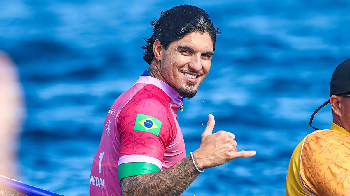 Em duelo de brasileiros nesta quinta-feira (1º/8), no Taiti, Gabriel Medina levou a melhor sobre João Chianca, o Chumbinho, e está nas semifinais da Olimpíada de Paris-2024. O adversário do paulista de 30 anos sairá do confronto entre os australianos Jack Robinson e Ethan Ewing. A expectativa é de que as semifinais e final sejam realizadas no sábado (3/8). Favorito na disputa, o tricampeão mundial liderou a bateria desde o início e venceu por 14,77 a 9,33.