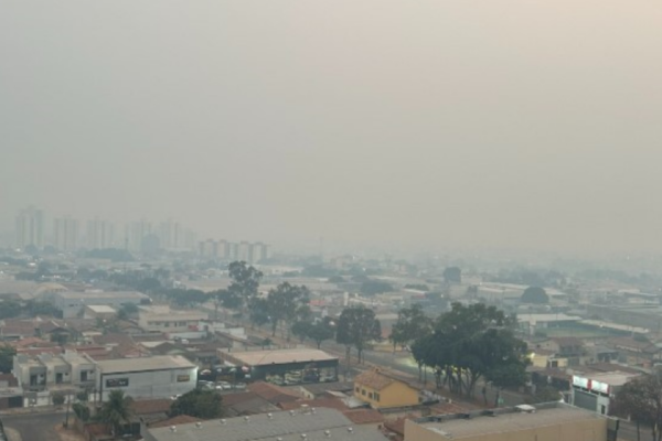 A fumaça densa que paira sobre Goiânia, Anápolis, Aparecida de Goiânia e outras cidades goianas só deve se dissipar por volta de quarta-feira (28/8), aponta a Secretaria de Estado de Meio Ambiente e Desenvolvimento Sustentável de Goiás (Semad).