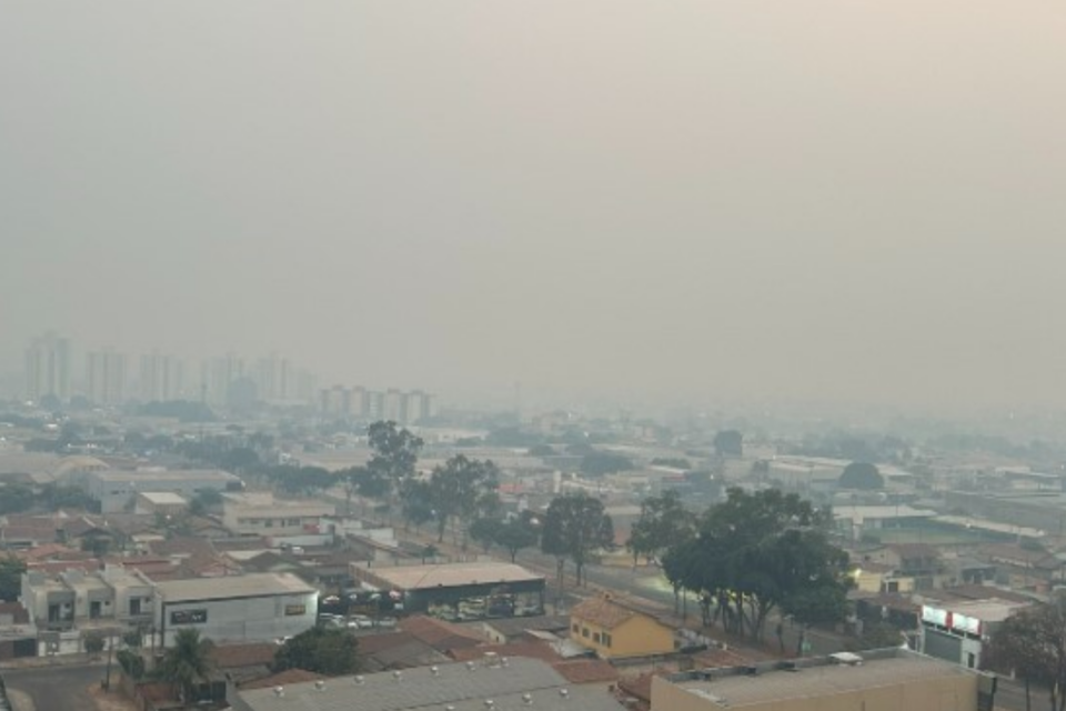 A fumaça densa que paira sobre Goiânia, Anápolis, Aparecida de Goiânia e outras cidades goianas só deve se dissipar por volta de quarta-feira (28/8), aponta a Secretaria de Estado de Meio Ambiente e Desenvolvimento Sustentável de Goiás (Semad).