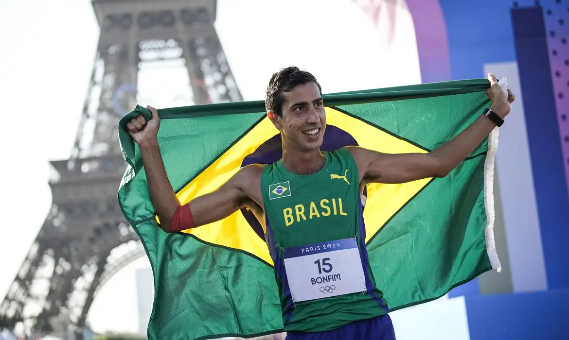 Caio Bonfim foi prata da marcha atlética 20km nos Jogos Olímpicos de Paris-2024. Ele completou os 20km de prova no entorno à Torre Eiffel em 1h19min09s, nesta quinta-feira. O ouro ficou com o equatoriano Daniel Pintado. O bronze, com o espanhol Alvaro Martin. O brasileiro vive uma redenção, após ter ficado em quarto na prova da Rio-2016. 