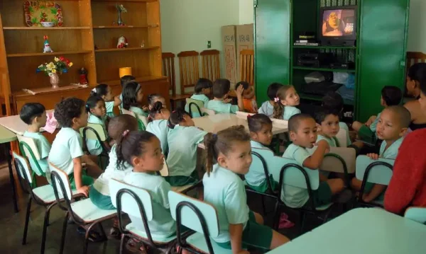 Em todo o Brasil, 632.763 crianças aguardam por uma vaga em creches públicas. Em quase metade dos municípios brasileiros (44%), há crianças em fila de espera para fazer a matrícula na educação infantil. Os dados são do levantamento nacional Retrato da Educação Infantil no Brasil - Acesso e Disponibilidade de Vagas,