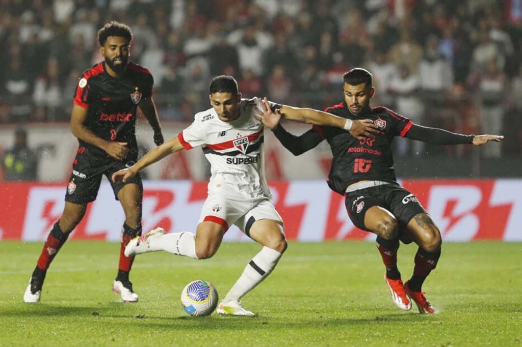 Em sintonia com a torcida e as ideias de jogo de Luis Zubeldía, o São Paulo fez o suficiente para derrotar o Vitória por 2 a 1 neste domingo (25/8), no MorumBis, em jogo da 24ª rodada do Campeonato Brasileiro.