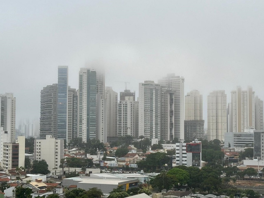 O goianiense acordou neste domingo (11/08) incrédulo com a temperatura em pleno mês de agosto – tradicionalmente quente. Por volta das 6h00 os termômetros marcavam impressionantes 10 graus! O motivo da mudança repentina de clima foi a frente fria que atinge a maior parte do país.