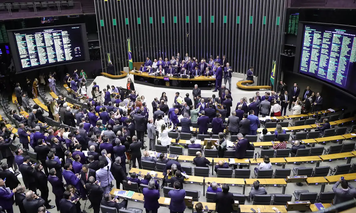 A Câmara dos Deputados aprovou nesta terça-feira (13/8) o texto-base do Projeto de Lei Complementar (PLP) 108/24, que cria o Comitê Gestor do Imposto sobre Bens e Serviços (CG-IBS). O órgão será encarregado de administrar o IBS, tributo estadual a ser criado pela reforma tributária para substituir o ICMS (estadual) e o ISS (municipal). 