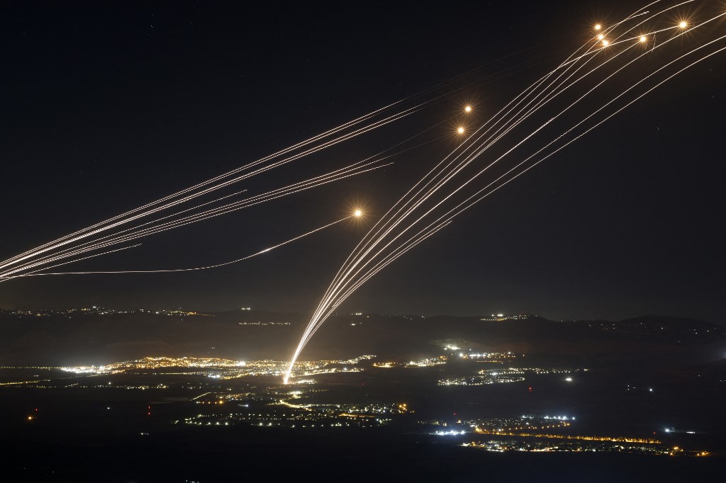 O grupo armado libanês Hezbollah disparou dezenas de foguetes contra o norte de Israel na madrugada de domingo (4), noite de sábado no Brasil. De acordo com comunicado do grupo, o alvo dos disparos foi Beit Hillel, moshav (comunidade agrícola) localizado no extremo norte de Israel próximo à fronteira libanesa e às Colinas de Golã.