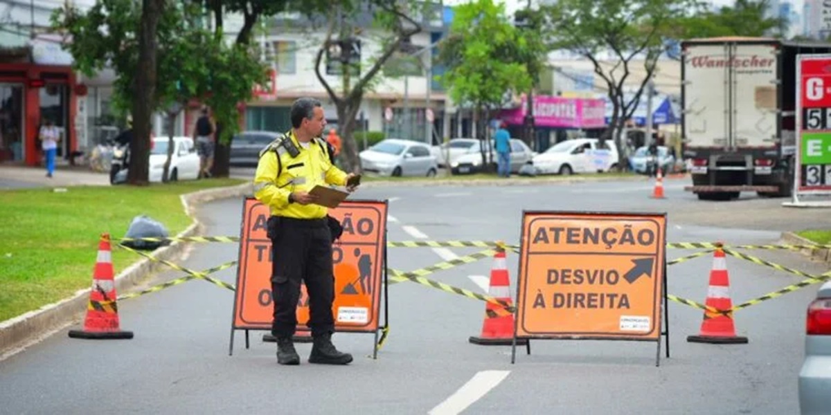 Equipes da Secretaria Municipal de Mobilidade iniciaram nesta semana uma série de intervenções para implantação de um novo reordenamento viário na região da Avenida T-9, na parte que engloba os setores Vila União, Vila Alpes e Jardim Europa.