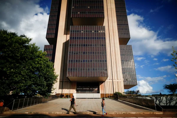 O Comitê de Política Monetária (Copom) do Banco Central do Brasil avaliou que o cenário econômico doméstico, marcado por resiliência na atividade, pressões no mercado de trabalho, hiato do produto positivo, elevação das projeções de inflação e expectativas desancoradas, demandava uma política monetária mais contracionista.