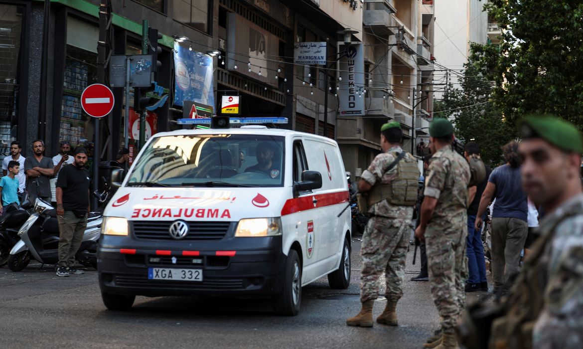 Um grande número de pagers que pertencem a membros da milícia xiita radical libanesa Hezbollah explodiram simultaneamente em diversas partes do Líbano nesta terça-feira (17/9), segundo o ministério da Saúde do país.