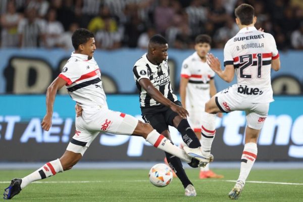 O Botafogo teve oportunidades claras no primeiro tempo e lances perigosos também no segundo. Embora dominado na maior parte da noite, o São Paulo construiu duas ótimas chances na etapa final e falhou.