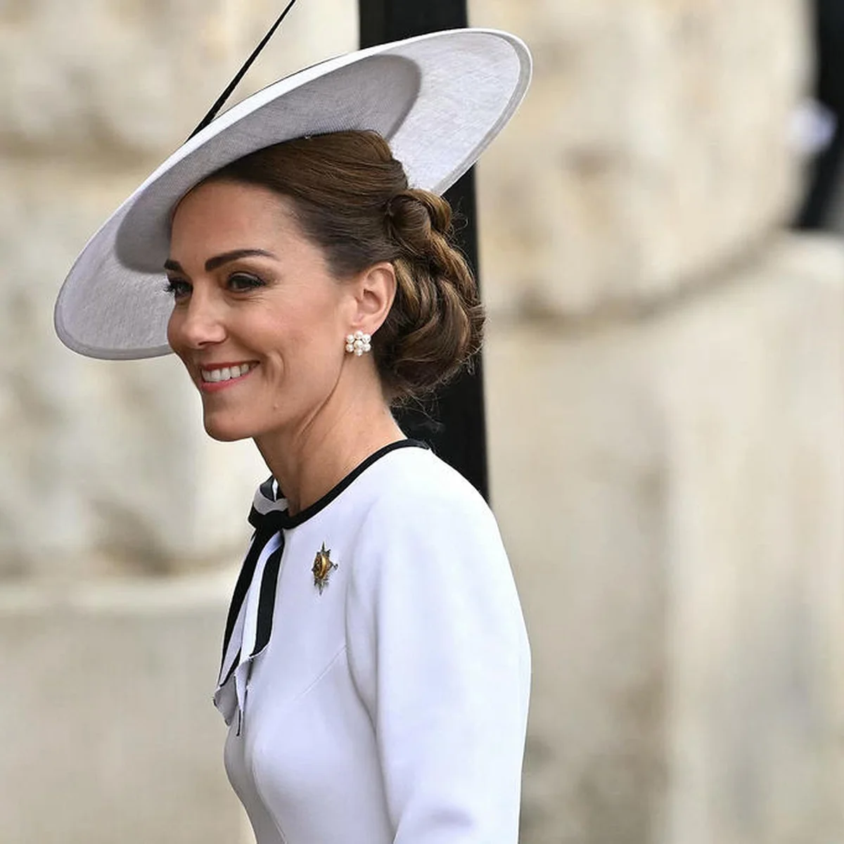 Kate Middleton, a Princesa de Gales, fez sua primeira aparição pública neste domingo (22/9) desde que anunciou que havia completado a quimioterapia e retornaria a algumas funções públicas. Kate e seu marido, o Príncipe William, participaram de uma missa com o Rei Charles III e a Rainha Camilla perto de sua propriedade real em Balmoral, na Escócia.